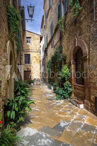 Fototapeta Beautiful nooks and crannies of the medieval Italian village in