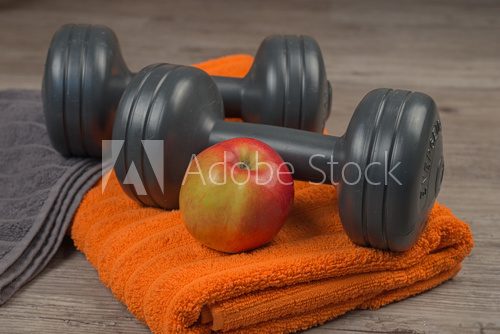Fototapeta Fitness, Hanteln mit HandtÃ¼chern und Apfel