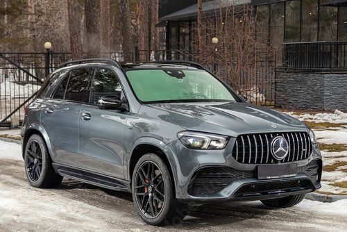 Fototapeta Novosibirsk, Russia -  March 31, 2024:  silver Mercedes-Benz GLE  , parked on the   street  on a winter day