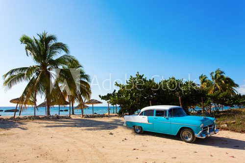 Fototapeta Old classic car on the beach of Cuba