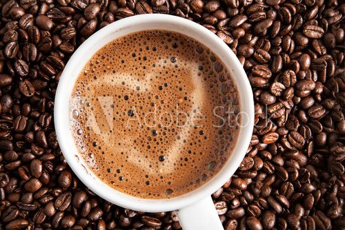 Fototapeta Appetitliche Tasse Kaffee mit Bohnen und Herz