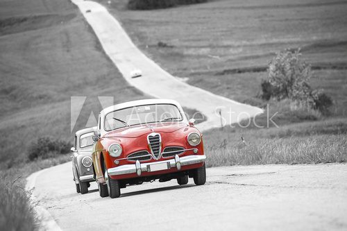 Fototapeta Auto d'epoca rossa su sfondo in bianconero