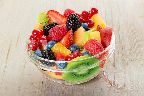 Fototapeta bowl of fruit salad isolated on wood table