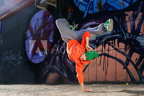 Fototapeta boy dancing on the street graffity wall