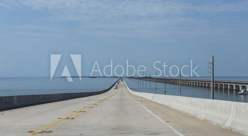 Fototapeta Bridges going to infinity. Seven mile bridge architecture landmark in Florida.