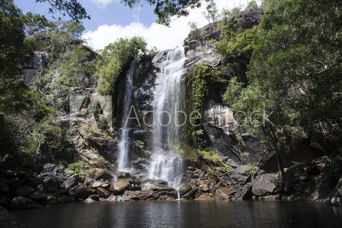 Fototapeta Cascada grande con abundante agua en el medio de una foresta. Cooktown, Queensland, Australia