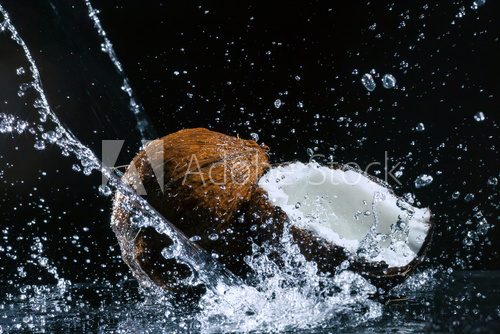 Fototapeta cracked coconut