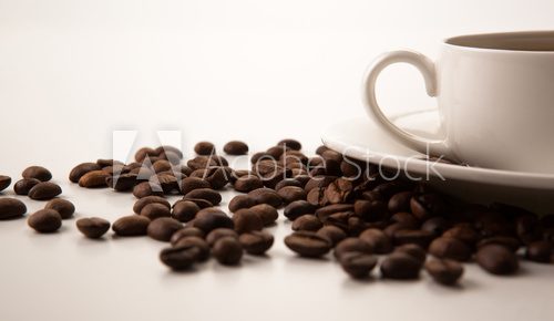 Fototapeta cup of black coffee with roasted coffe beans