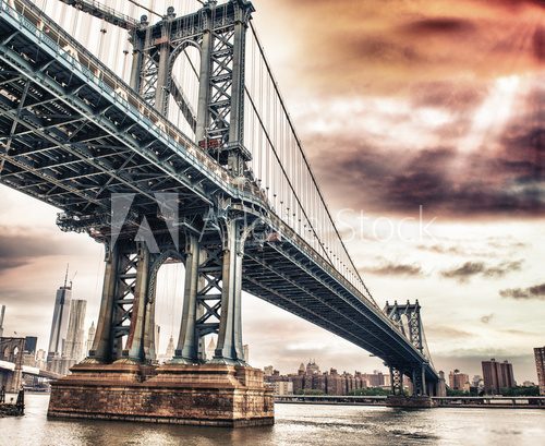 Fototapeta Dusk colors of the sky over magnificent Manhattan Bridge