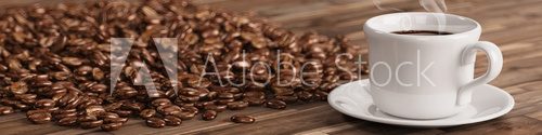 Fototapeta Frische Tasse Kaffee mit vielen Kaffeebohnen