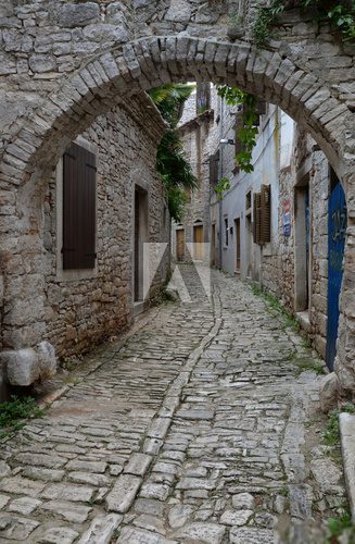 Fototapeta Gasse in der Altstadt von Bale, Istrien, Kroatien