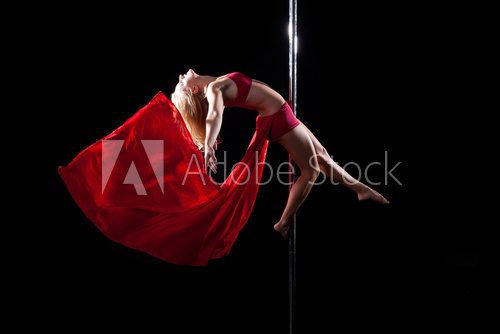 Fototapeta Junge Sportlerin macht Poledance Posen mit rotem Tuch