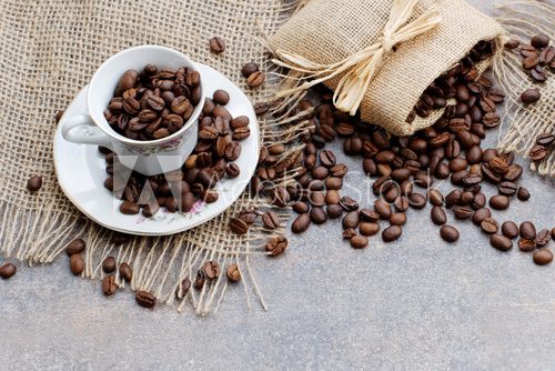 Fototapeta Kaffeetasse mit Kaffeebohnen