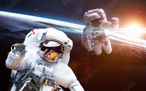 Fototapeta Kosmiczna ekspedycja w świetle słońca