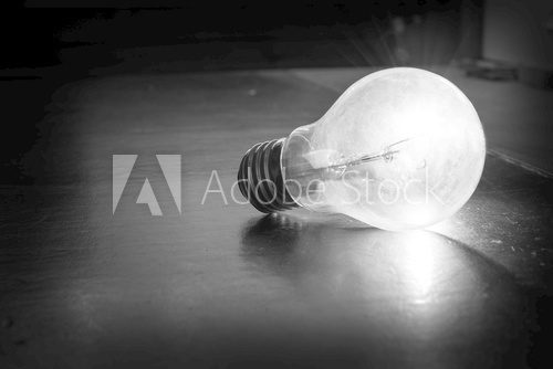 Fototapeta Lampadina illuminata in bianco e nero