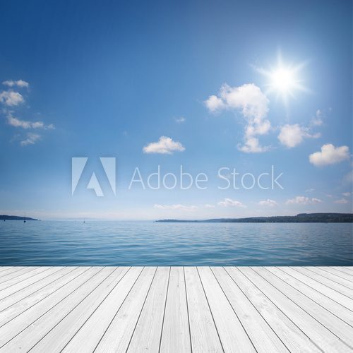 Fototapeta Landschaft mit Holz und See / Meer im Hintergrund