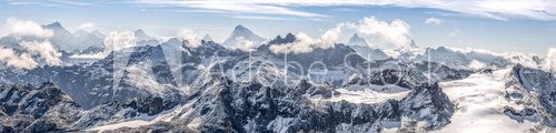 Fototapeta large panorama sur une chaÃ®ne de montagne enneigÃ©es des Alpes suisses