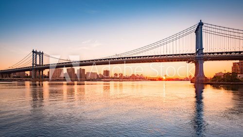 Fototapeta Manhattan Bridge at sunrise, viewed from Brooklyn Bridge park