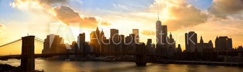 Fototapeta Manhattan panorama with Brooklyn Bridge at sunset, New York