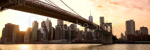 Fototapeta Manhattan skyline panorama and Brooklyn Bridge at sunset, New York