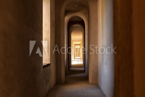 Fototapeta Minimalistyczny korytarz z łukami i światłem