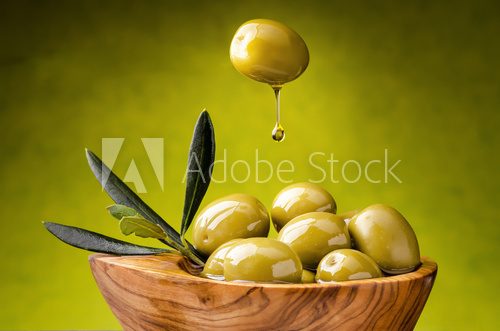 Fototapeta olive verdi con goccia di olio