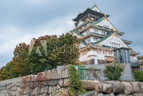 Fototapeta Osaka castle in cloudy sky before the rain fall down in Osaka, Japan.