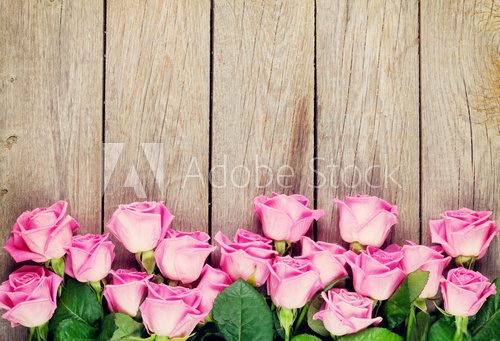 Fototapeta Pink roses bouquet over wooden table