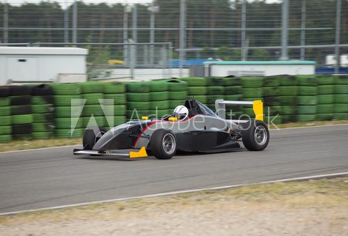 Fototapeta Rennwagen auf der Strecke