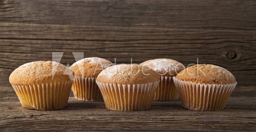 Fototapeta Rustykalne muffinki na drewnianym stole