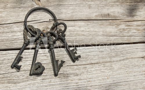 Fototapeta Skeleton keys that spell out the word love on a rustic wood table