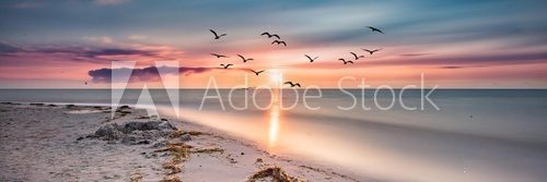 Fototapeta Spokojna plaża o zachodzie słońca