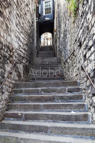 Fototapeta steile Treppe zwischen alten Mauern in Bath, England