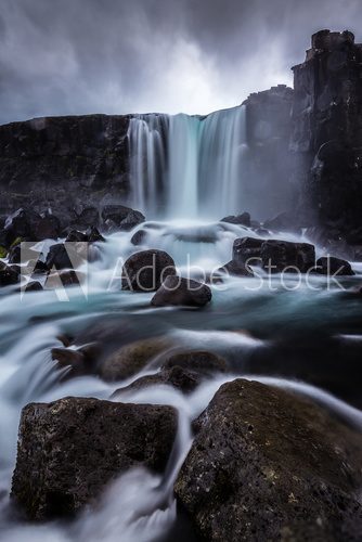 Fototapeta Steiniger Wasserfall in Island