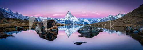 Fototapeta Stellisee in der Schweiz mit Matterhorn im Hintergrund Panorama