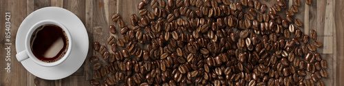 Fototapeta Tasse Kaffee mit Kaffeebohnen von oben