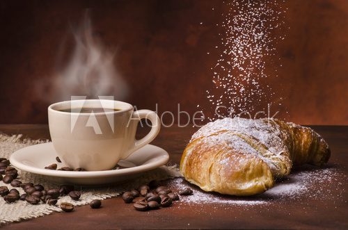 Fototapeta tazzina di caffÃ¨ con cornetto e zucchero a velo
