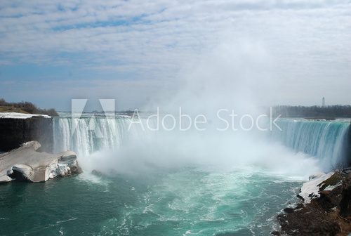 Fototapeta The spectacular Niagara Falls in winter.