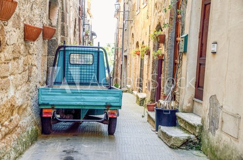 Fototapeta three wheeler parked on a Pitigliano alley (Tuscany, Italy)