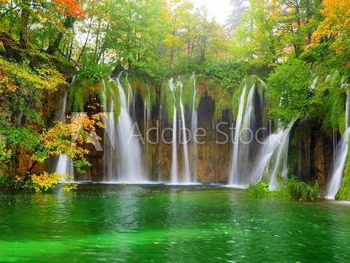 Fototapeta waterfalls in a green pond at the plitvice national park