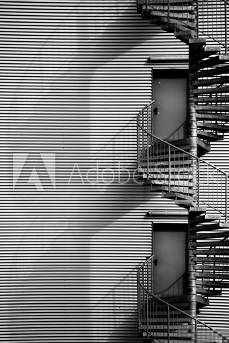 Fototapeta Wendeltreppe / Eine Wendeltreppe und Feuerleiter eines IndustriegebÃ¤udes